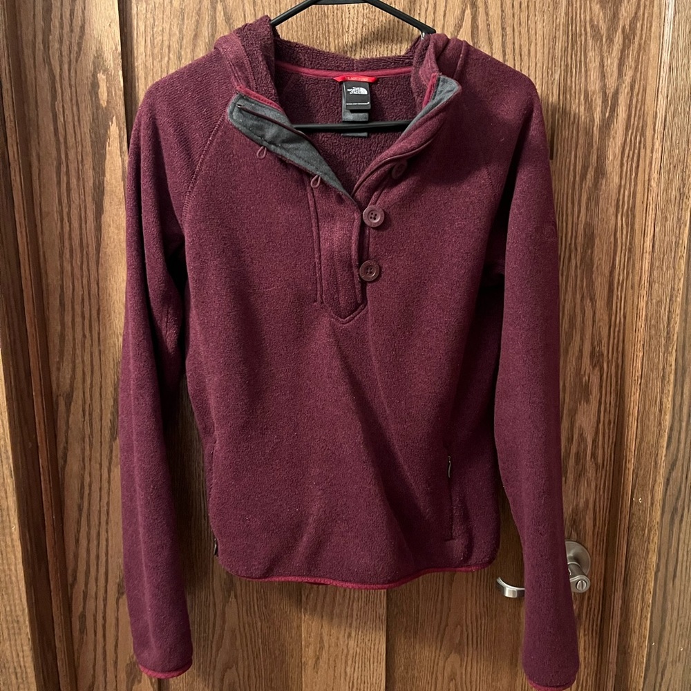 North Face Size Medium Woman’s 1/4 Zip Sweater